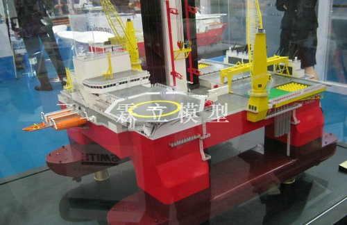 A Customized Semi-submersible Drilling Platform Model for First Aviation Administration